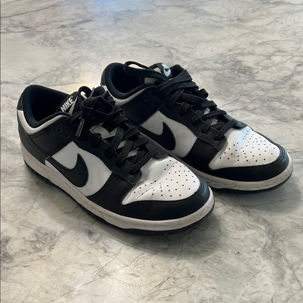 Women’s Nike panda dunks. Size 7